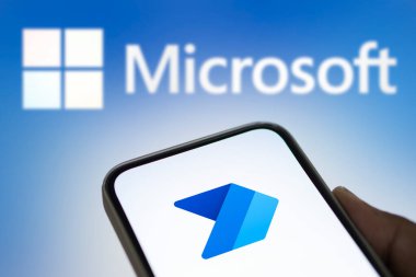 Dhaka, Bangladeş - 13 Ağustos 2024: Microsoft Power Automate logosu akıllı telefonda gösteriliyor.