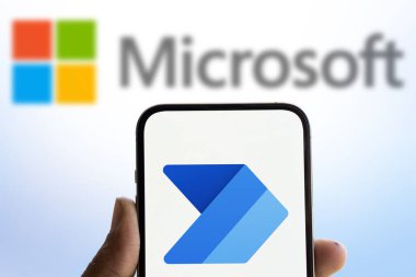 Dhaka, Bangladeş - 13 Ağustos 2024: Microsoft Power Automate logosu akıllı telefonda gösteriliyor.