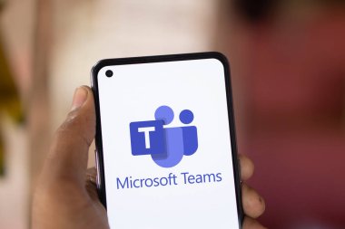 Dhaka, Bangladeş - 14 Ağustos 2024: Microsoft takımlarının logosu akıllı telefonda sergileniyor.