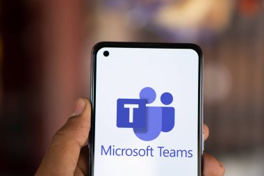 Dhaka, Bangladeş - 14 Ağustos 2024: Microsoft takımlarının logosu akıllı telefonda sergileniyor.