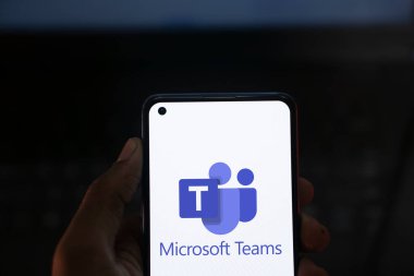 Dhaka, Bangladeş - 14 Ağustos 2024: Microsoft takımlarının logosu akıllı telefonda sergileniyor.