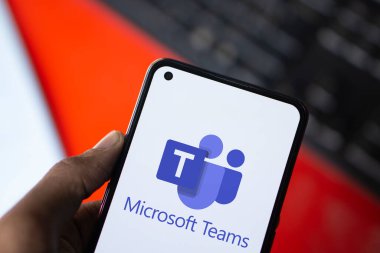 Dhaka, Bangladeş - 14 Ağustos 2024: Microsoft takımlarının logosu akıllı telefonda sergileniyor.