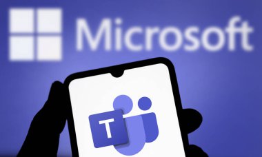 Dhaka, Bangladeş - 14 Ağustos 2024: Microsoft takımlarının logosu akıllı telefonda sergileniyor.
