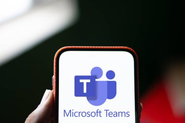 Dhaka, Bangladeş - 14 Ağustos 2024: Microsoft takımlarının logosu akıllı telefonda sergileniyor.