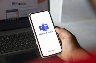 Dhaka, Bangladeş - 14 Ağustos 2024: Microsoft takımlarının logosu akıllı telefonda sergileniyor.