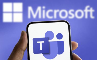 Dhaka, Bangladeş - 14 Ağustos 2024: Microsoft takımlarının logosu akıllı telefonda sergileniyor.