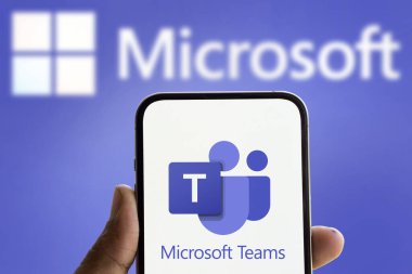 Dhaka, Bangladeş - 14 Ağustos 2024: Microsoft takımlarının logosu akıllı telefonda sergileniyor.