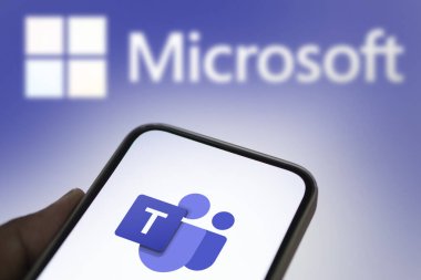 Dhaka, Bangladeş - 14 Ağustos 2024: Microsoft takımlarının logosu akıllı telefonda sergileniyor.