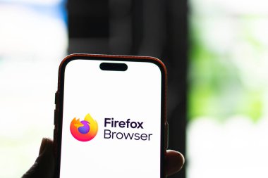 Dhaka, Bangladeş - 15 Ağustos 2024: Firefox Tarayıcı logosu akıllı telefonda gösteriliyor.
