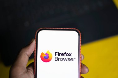 Dhaka, Bangladeş - 15 Ağustos 2024: Firefox Tarayıcı logosu akıllı telefonda gösteriliyor.