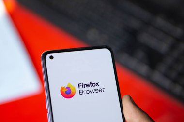 Dhaka, Bangladeş - 15 Ağustos 2024: Firefox Tarayıcı logosu akıllı telefonda gösteriliyor.