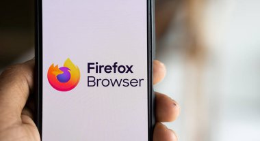 Dhaka, Bangladeş - 15 Ağustos 2024: Firefox Tarayıcı logosu akıllı telefonda gösteriliyor.