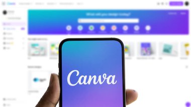 Dhaka, Bangladeş - 17 Ağustos 2024: Canva logosu akıllı telefonda sergilenmektedir. Canva çeşitli amaçlar için görsel yaratmak için çok yönlü bir platformdur..