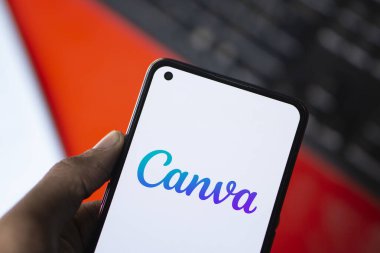 Dhaka, Bangladeş - 17 Ağustos 2024: Canva logosu akıllı telefonda sergilenmektedir. Canva çeşitli amaçlar için görsel yaratmak için çok yönlü bir platformdur..