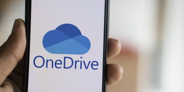 Dhaka, Bangladeş - 22 Ağustos 2024: Microsoft OneDrive logosu akıllı telefonda gösteriliyor.