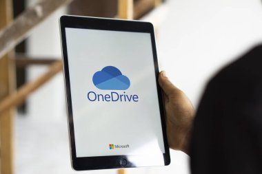 Dhaka, Bangladeş - 22 Ağustos 2024: Microsoft OneDrive logosu iPad 'de gösteriliyor.