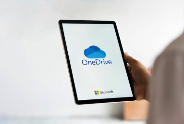 Dhaka, Bangladeş - 22 Ağustos 2024: Microsoft OneDrive logosu iPad 'de gösteriliyor.