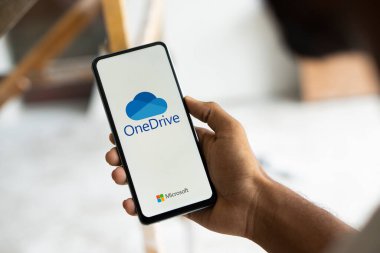 Dhaka, Bangladeş - 22 Ağustos 2024: Microsoft OneDrive logosu akıllı telefonda gösteriliyor.