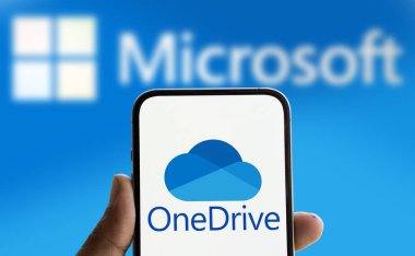 Dhaka, Bangladeş - 22 Ağustos 2024: Microsoft OneDrive logosu akıllı telefonda gösteriliyor.