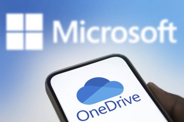 Dhaka, Bangladeş - 22 Ağustos 2024: Microsoft OneDrive logosu akıllı telefonda gösteriliyor.