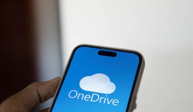 Dhaka, Bangladeş - 22 Ağustos 2024: Microsoft OneDrive logosu akıllı telefonda gösteriliyor.
