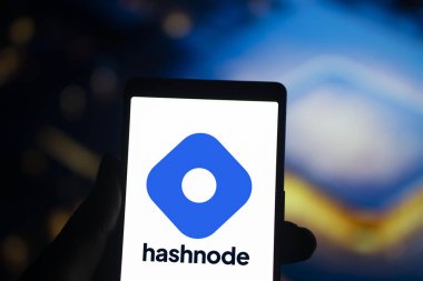 Dhaka, Bangladeş - 24 Ağustos 2024: Hashnode logosu akıllı telefonda gösterilir. Hashnode geliştiricilerin blogları ve toplumla bağlantıları için ücretsiz bir platformdur.