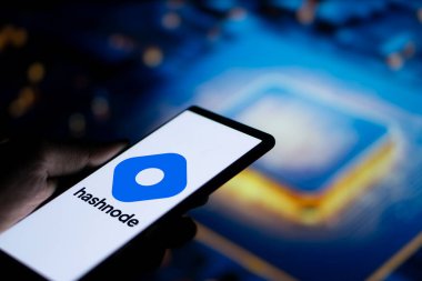Dhaka, Bangladeş - 24 Ağustos 2024: Hashnode logosu akıllı telefonda gösterilir. Hashnode geliştiricilerin blogları ve toplumla bağlantıları için ücretsiz bir platformdur.