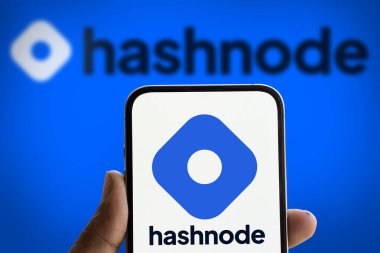 Dhaka, Bangladeş - 24 Ağustos 2024: Hashnode logosu akıllı telefonda gösterilir. Hashnode geliştiricilerin blogları ve toplumla bağlantıları için ücretsiz bir platformdur.