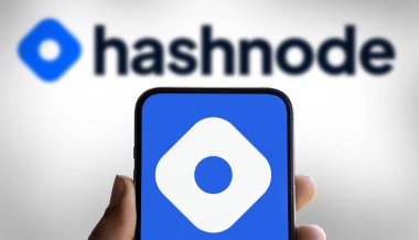 Dhaka, Bangladeş - 24 Ağustos 2024: Hashnode logosu akıllı telefonda gösterilir. Hashnode geliştiricilerin blogları ve toplumla bağlantıları için ücretsiz bir platformdur.