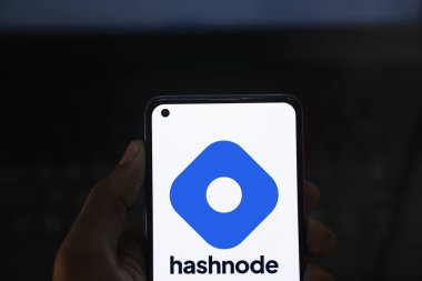 Dhaka, Bangladeş - 24 Ağustos 2024: Hashnode logosu akıllı telefonda gösterilir. Hashnode geliştiricilerin blogları ve toplumla bağlantıları için ücretsiz bir platformdur.