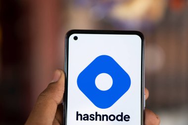 Dhaka, Bangladeş - 24 Ağustos 2024: Hashnode logosu akıllı telefonda gösterilir. Hashnode geliştiricilerin blogları ve toplumla bağlantıları için ücretsiz bir platformdur.