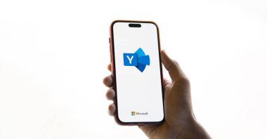 Dhaka, Bangladeş - 26 Ağustos 2024: Microsoft Yammer logosu akıllı telefonda gösteriliyor.