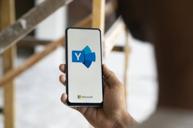 Dhaka, Bangladeş - 26 Ağustos 2024: Microsoft Yammer logosu akıllı telefonda gösteriliyor.