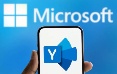 Dhaka, Bangladeş - 26 Ağustos 2024: Microsoft Yammer logosu akıllı telefonda gösteriliyor.