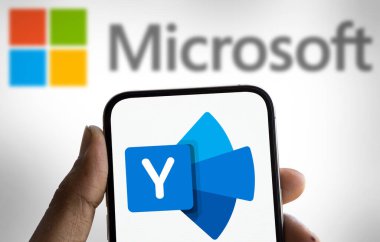 Dhaka, Bangladeş - 26 Ağustos 2024: Microsoft Yammer logosu akıllı telefonda gösteriliyor.