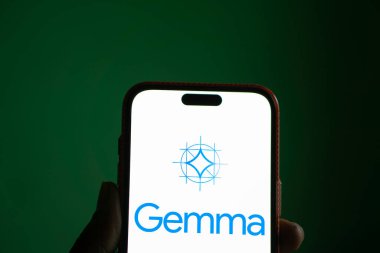 Dhaka, Bangladeş - 26 Ağustos 2024: Google Gemma AI logosu akıllı telefonda gösteriliyor.