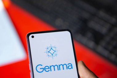 Dhaka, Bangladeş - 26 Ağustos 2024: Google Gemma AI logosu akıllı telefonda gösteriliyor.