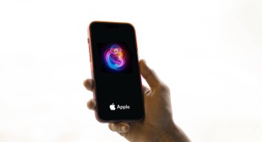 Dhaka, Bangladeş - 27 Ağustos 2024: Apple Event Concept iPhone 'da gösteriliyor.