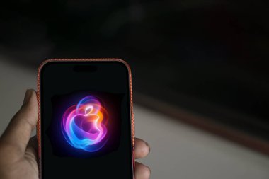 Dhaka, Bangladeş - 27 Ağustos 2024: Apple Event Concept iPhone 'da gösteriliyor.