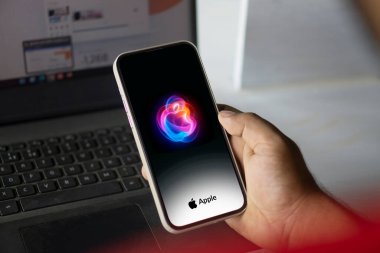 Dhaka, Bangladeş - 27 Ağustos 2024: Apple Event Concept iPhone 'da gösteriliyor.
