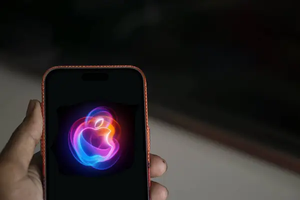Dhaka, Bangladeş - 27 Ağustos 2024: Apple Event Concept iPhone 'da gösteriliyor.