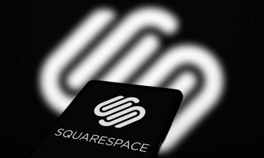 Dhaka, Bangladeş - 02 Sep 2024: Squarespace logosu akıllı telefonda sergilenmektedir. Squarespace, ABD 'li bir web sitesi..