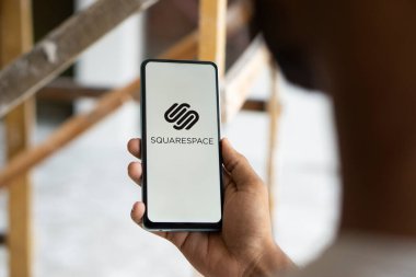Dhaka, Bangladeş - 02 Sep 2024: Squarespace logosu akıllı telefonda sergilenmektedir. Squarespace, ABD 'li bir web sitesi..