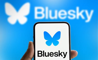 Dhaka, Bangladeş - 05 Ağustos 2024: Bluesky logosu akıllı telefonda sergilenmektedir. Bluesky bir mikroblog sosyal platformu..