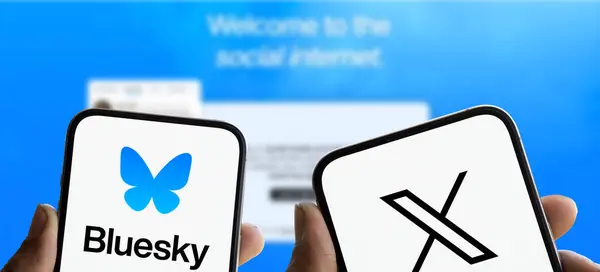 Dhaka, Bangladeş - 05 Ağustos 2024: Bluesky ve X (twitter) logosu akıllı telefonda gösteriliyor.