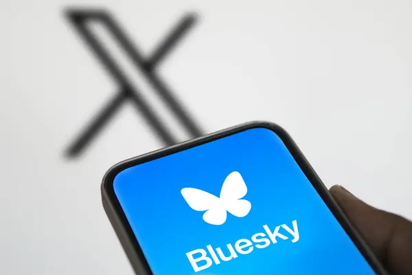 Dhaka, Bangladeş - 05 Ağustos 2024: Arkaplanda Bluesky logosu akıllı telefon ve X (twitter) logosu gösteriliyor.