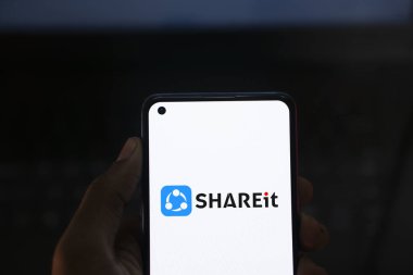 Dhaka, Bangladeş - 07 Sep 2024: Shareit logosu akıllı telefonda sergilenmektedir. ShAREit internet ya da Bluetooth olmadan dosya gönderir.