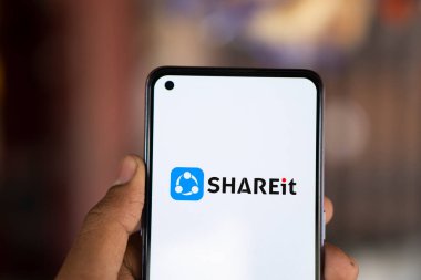 Dhaka, Bangladeş - 07 Sep 2024: Shareit logosu akıllı telefonda sergilenmektedir. ShAREit internet ya da Bluetooth olmadan dosya gönderir.