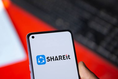 Dhaka, Bangladeş - 07 Sep 2024: Shareit logosu akıllı telefonda sergilenmektedir. ShAREit internet ya da Bluetooth olmadan dosya gönderir.