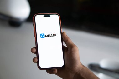 Dhaka, Bangladeş - 07 Sep 2024: Shareit logosu akıllı telefonda sergilenmektedir. ShAREit internet ya da Bluetooth olmadan dosya gönderir.